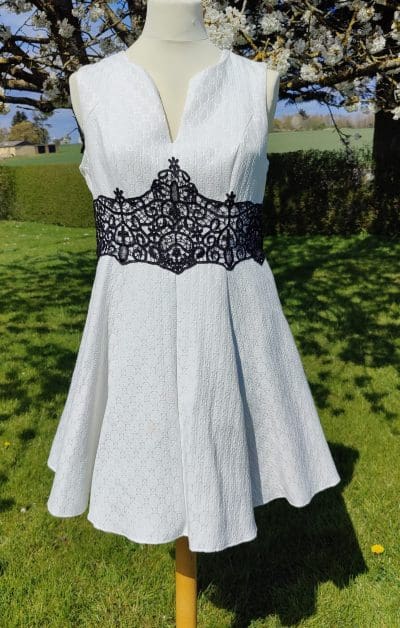 Retro/ Pin-up kjole, Hvid med sorte blonde. Str. 46