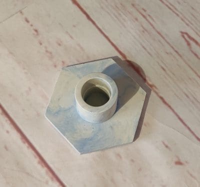 Kantet lysestage, i lyseblå marbel.