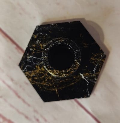 Kantet lysestage, sort med marbel.