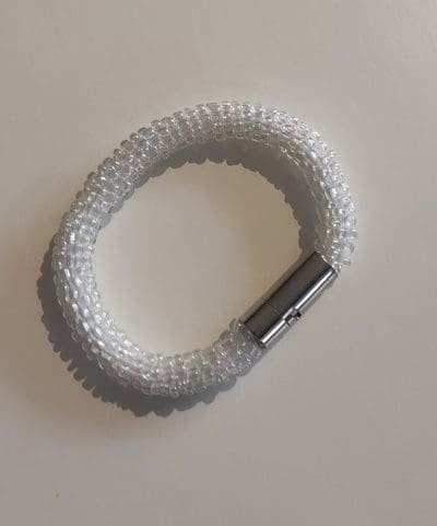 Hæklet perlearmbånd - Klar hvid med lås.