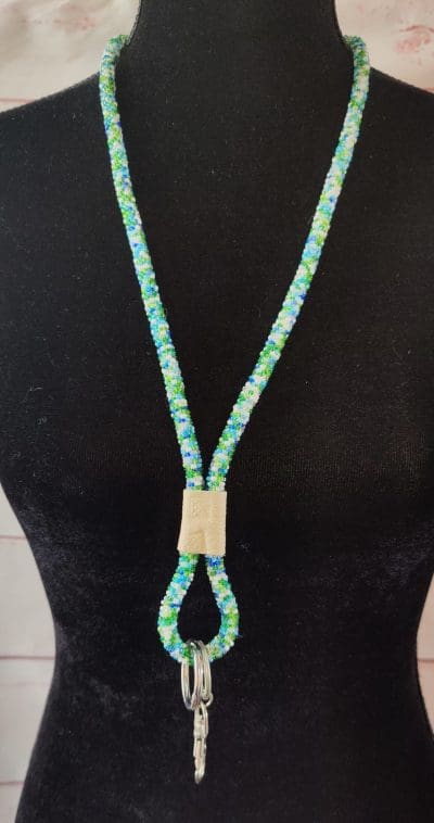 Hæklet perle keyhanger - blå/grøn/hvid