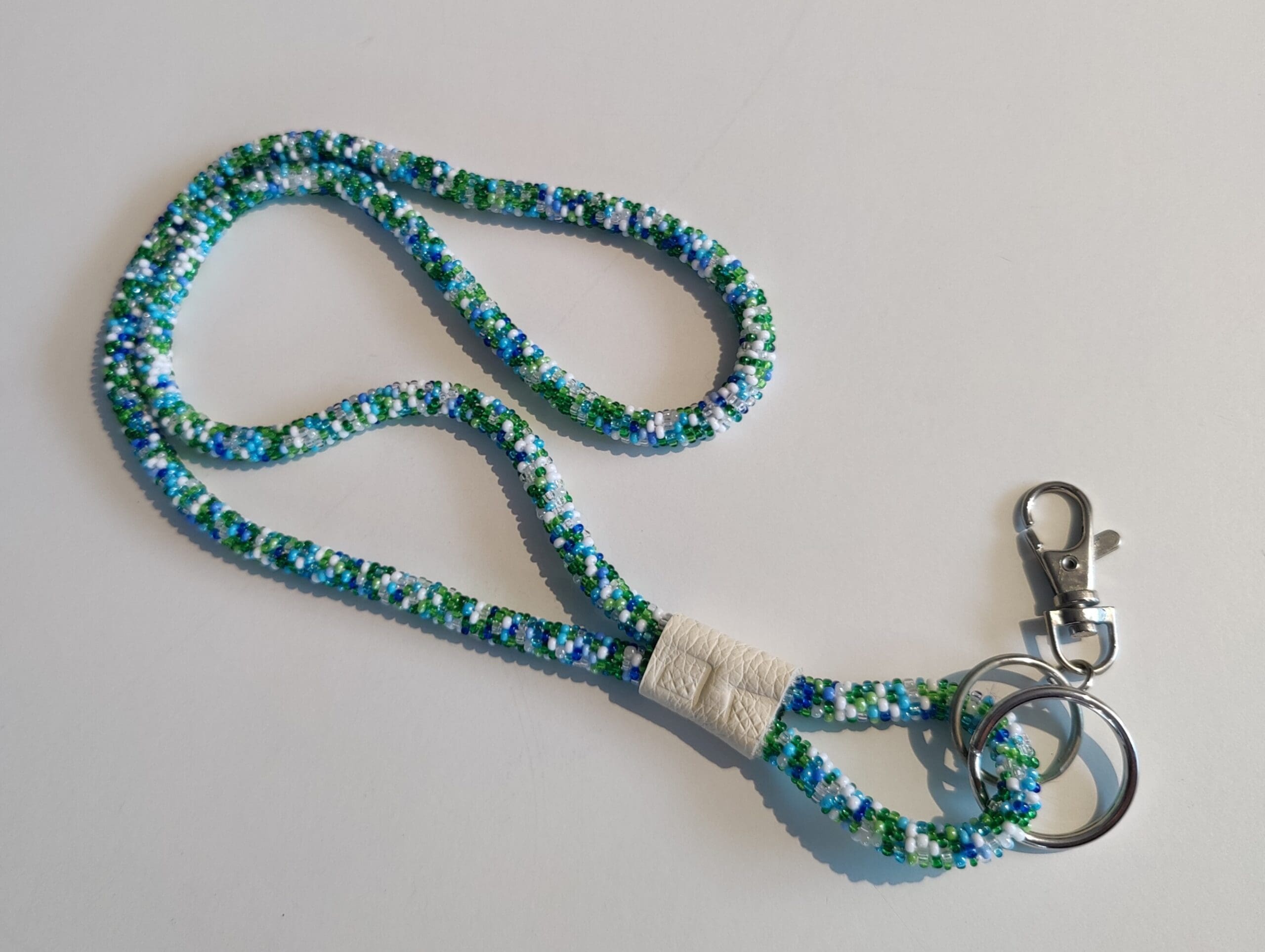 Hæklet perle keyhanger - blå/grøn/hvid - Billede 2