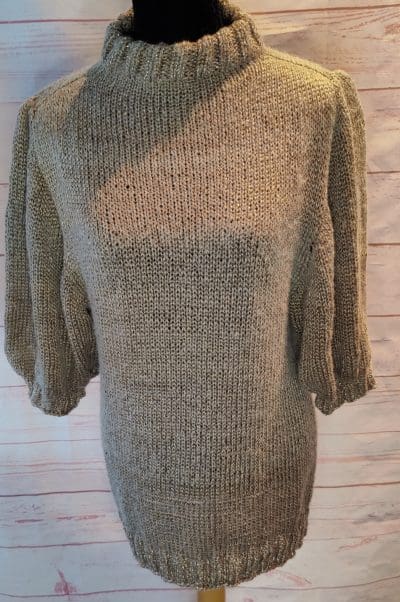 Lækker fed strik i Golden sand med puf ærmer. Str. L.