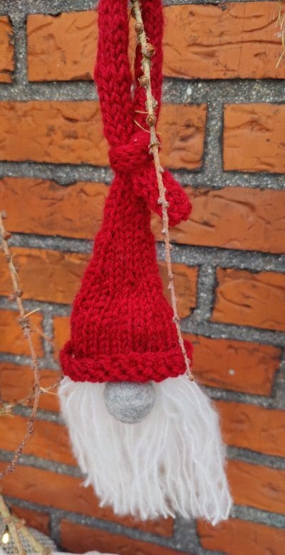 Sød strikket Nisse til ophæng.