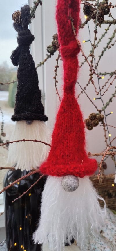 Sød strikket Nisse til ophæng.