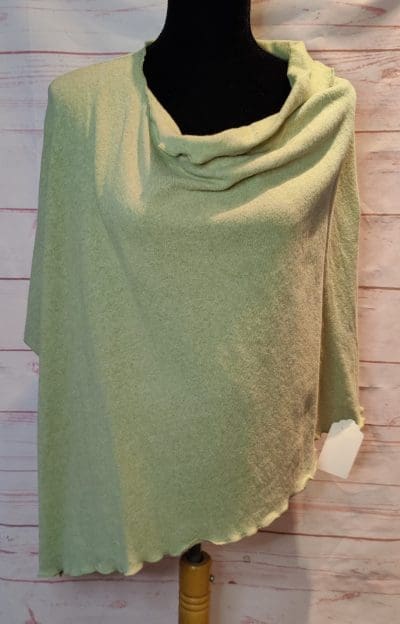 Poncho i lækker strik. Lys støvet grøn