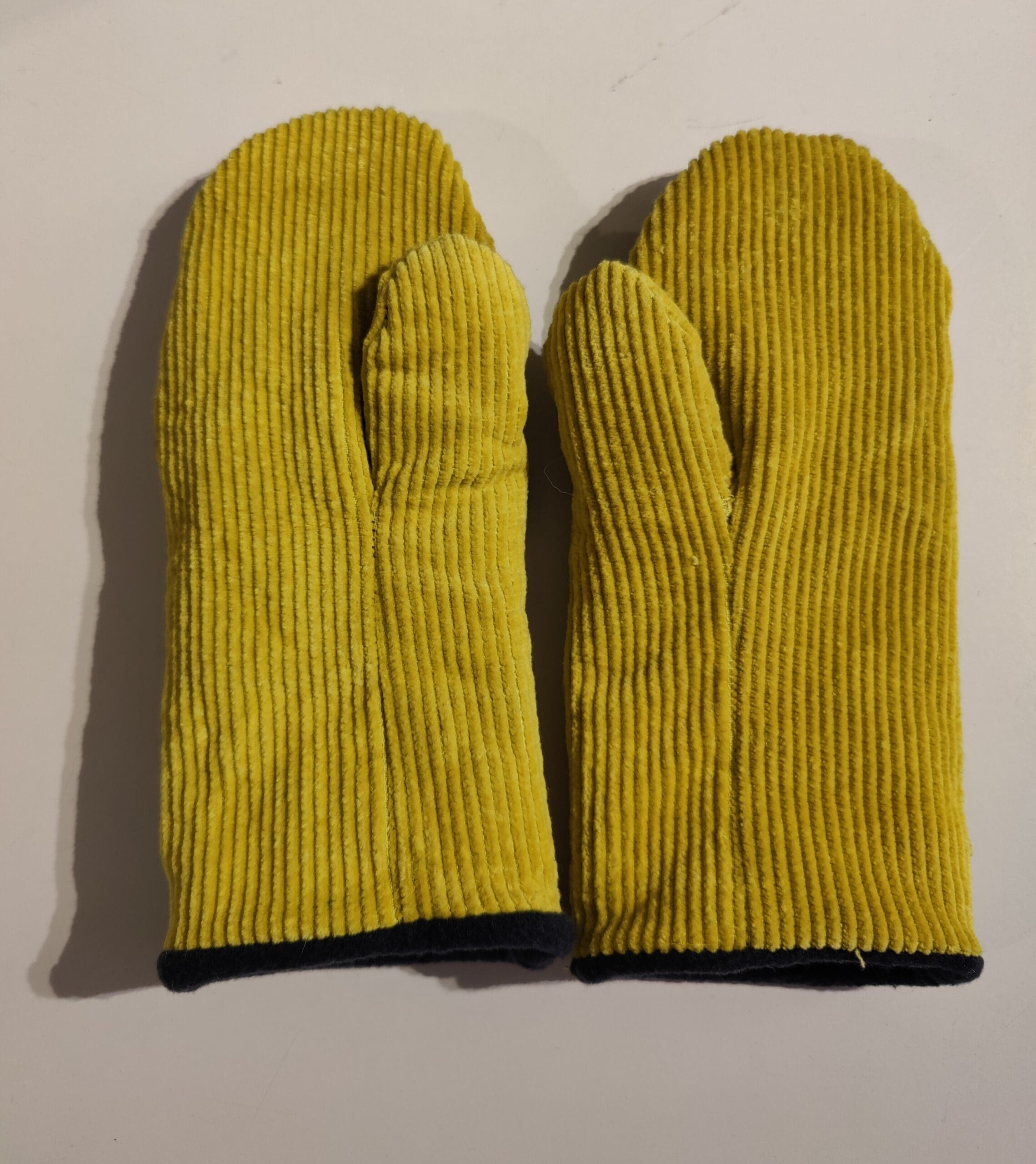 Fine luffer med broderi. Ca. str. 6-8 år. - Billede 3