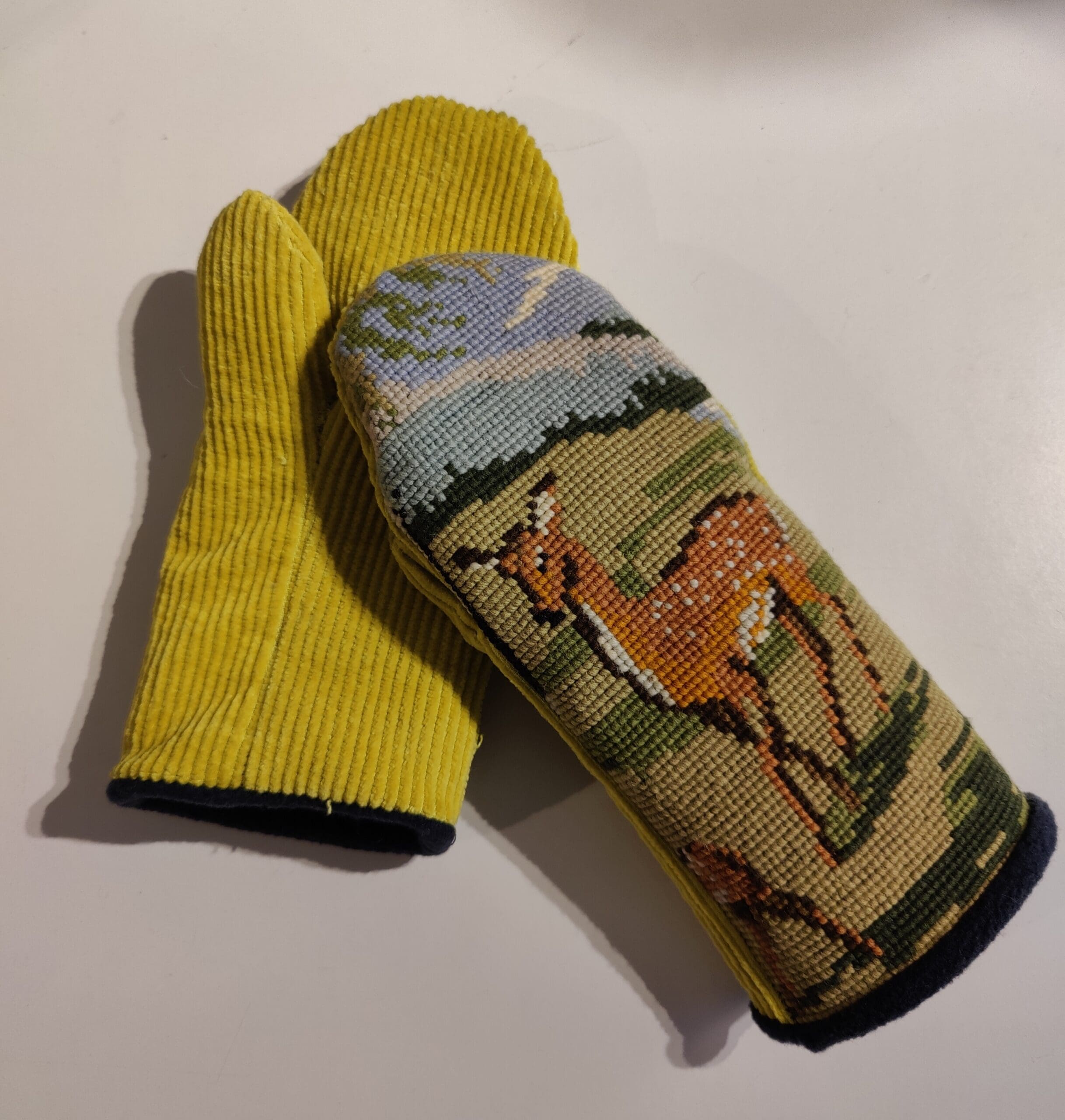 Fine luffer med broderi. Ca. str. 6-8 år. - Billede 2