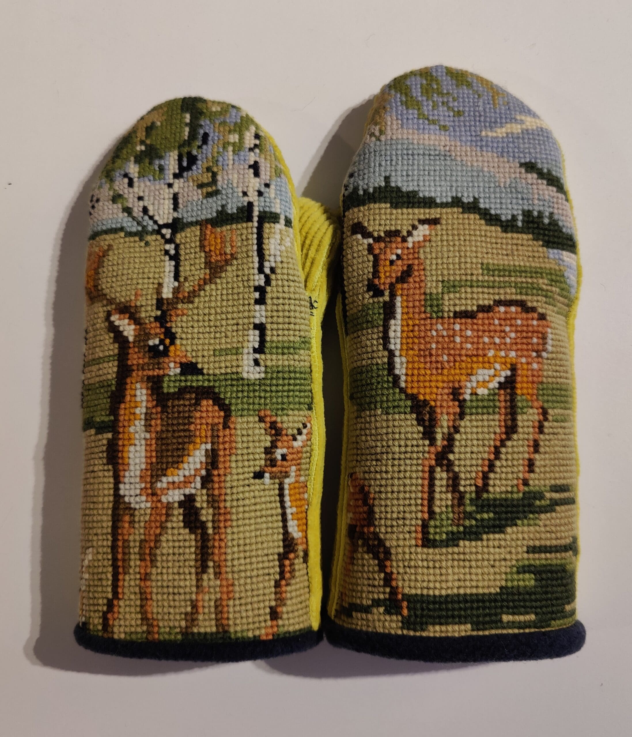 Fine luffer med broderi. Ca. str. 6-8 år.