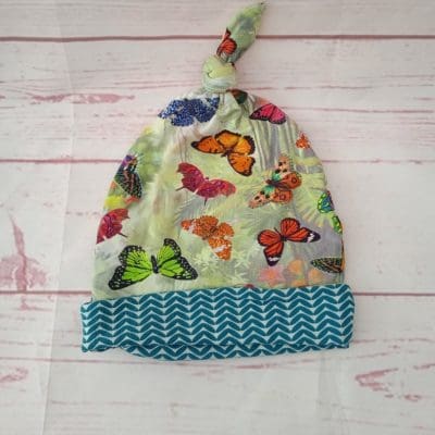 Babyhue med flotte sommerfugle. Str. 42-48 cm