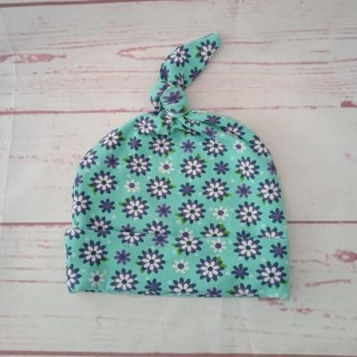 Babyhue med blomster Str. 42-48 cm