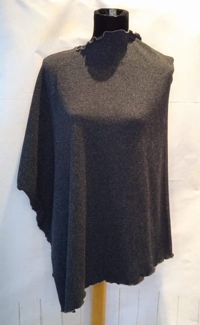 Poncho i mørkegrĂ¥ uld