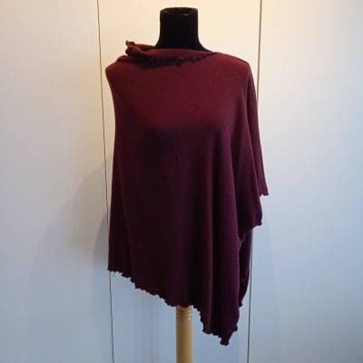 Vinrød poncho i blød uld