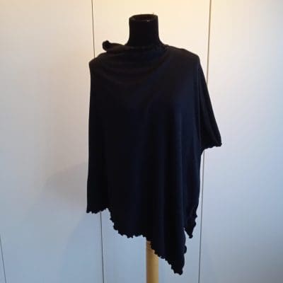 Sort poncho i blød uld