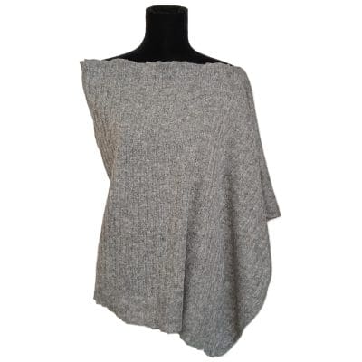 Ribbet grå poncho