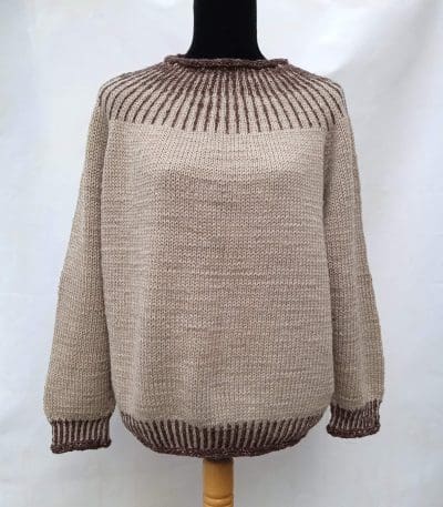 Klassisk sweater med ribstrikket bærestykke