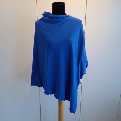 KongeblĂ¥ poncho i blød uld