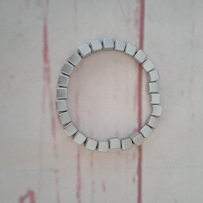 Smukt enkel armbånd med kantet perler i "Sølv'