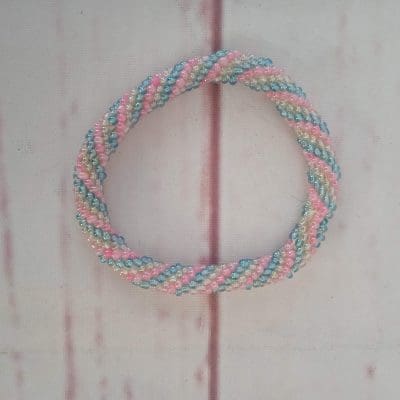 Hæklet perlearmbånd flere farvet