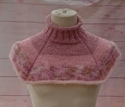 Strikket Halsedisse, i flotte rosa nuancer.