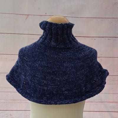 Strikket Halsedisse, blå med glimmer.