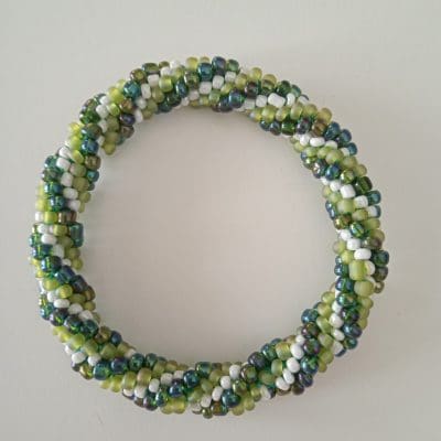 Hæklet perlearmbånd - i grønne nuancer