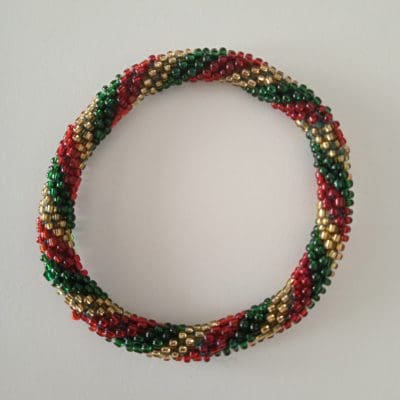 Hæklet perlearmbånd - grøn, rød og guld