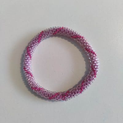 Hæklet perlearmbånd - rosa