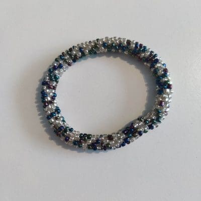 HÊklet perlearmbÄnd - SÞlv, blÄ, lilla, grÞn